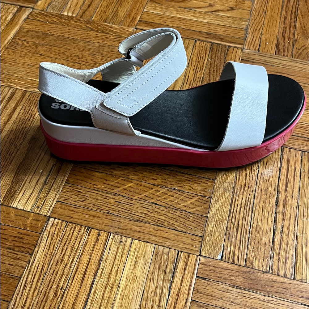 🔥NEW Sorel CAMERON SANDALS WEDGE PLATFORM Size 11
Brand New with No box.
